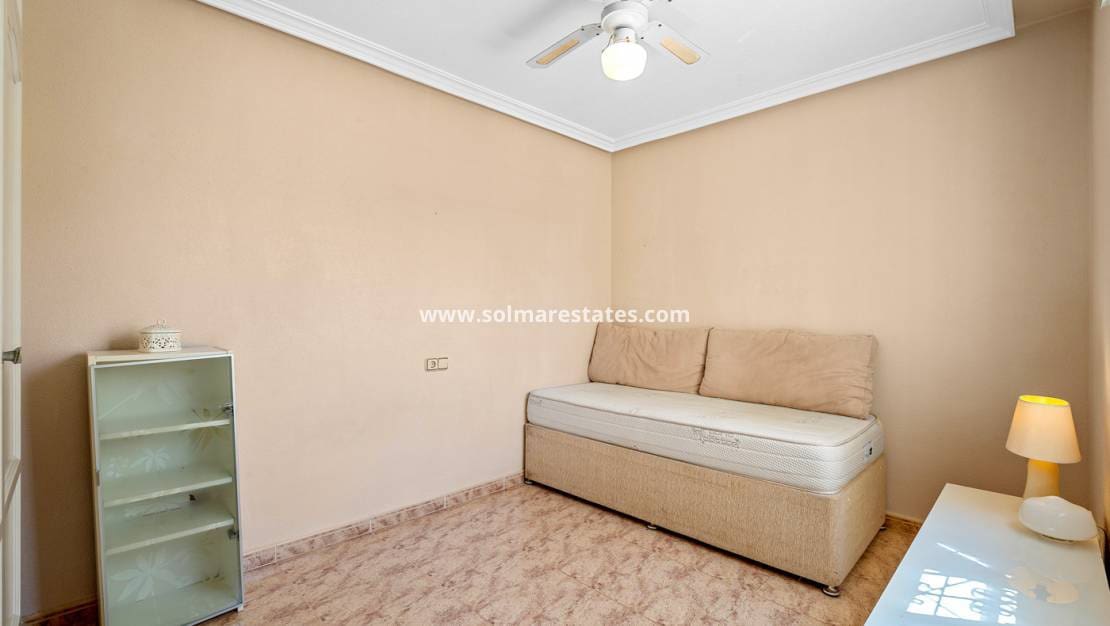 3 soveværelse Rækkehus til salg i Playa Flamenca med swimmingpool - € 194.000 (Ref: 9838396)