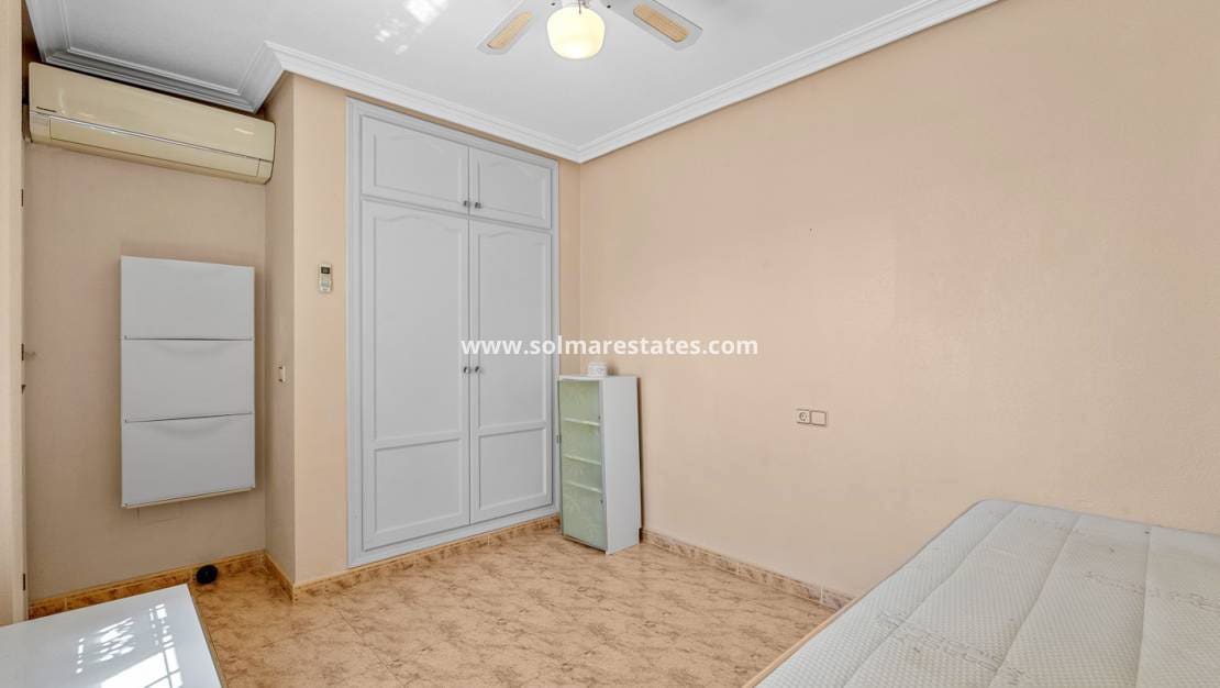 3 soveværelse Rækkehus til salg i Playa Flamenca med swimmingpool - € 194.000 (Ref: 9838396)