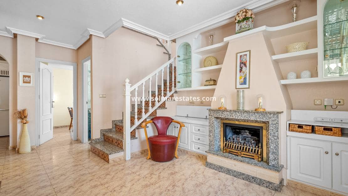 3 soveværelse Rækkehus til salg i Playa Flamenca med swimmingpool - € 194.000 (Ref: 9838396)