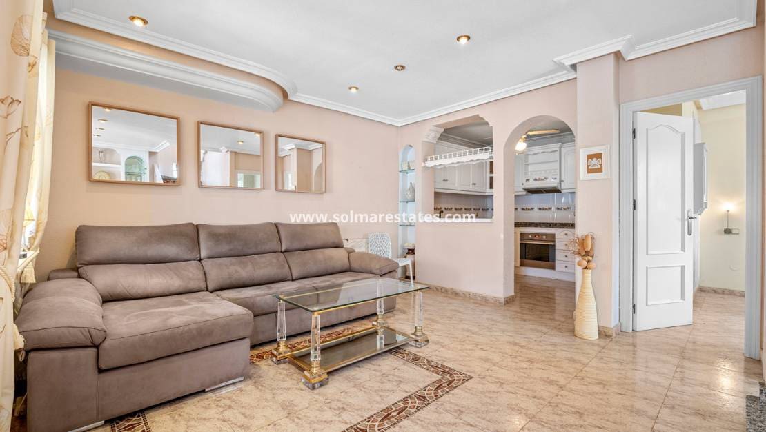3 soveværelse Rækkehus til salg i Playa Flamenca med swimmingpool - € 194.000 (Ref: 9838396)