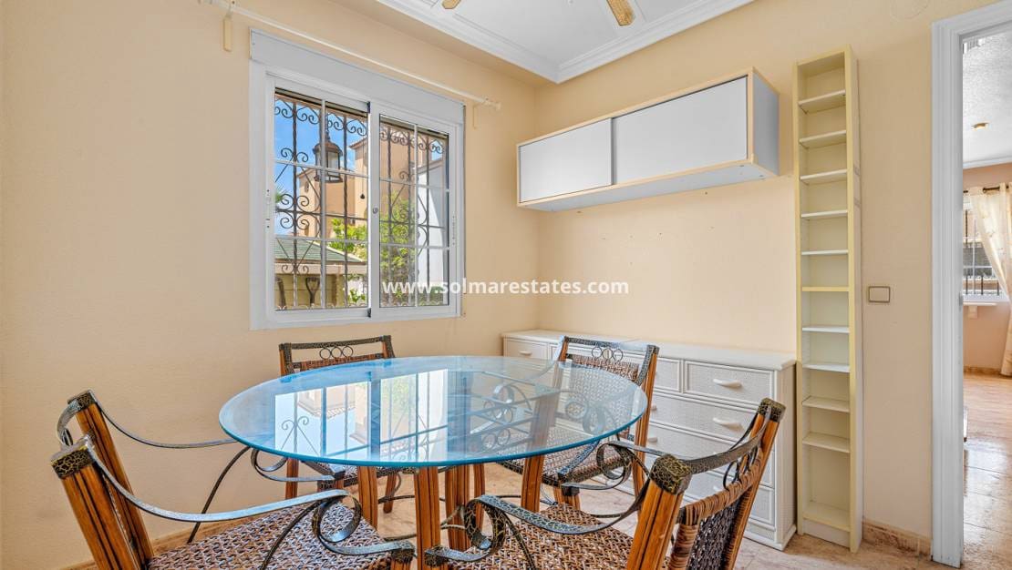 3 soveværelse Rækkehus til salg i Playa Flamenca med swimmingpool - € 194.000 (Ref: 9838396)