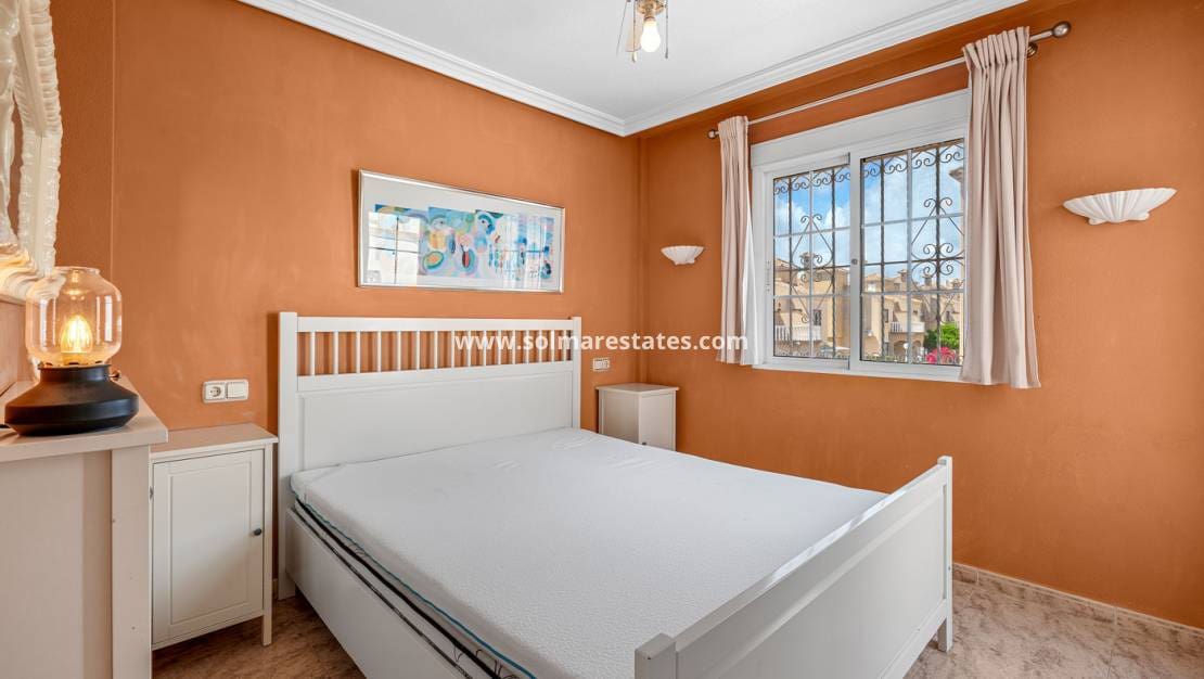 3 soveværelse Rækkehus til salg i Playa Flamenca med swimmingpool - € 194.000 (Ref: 9838396)