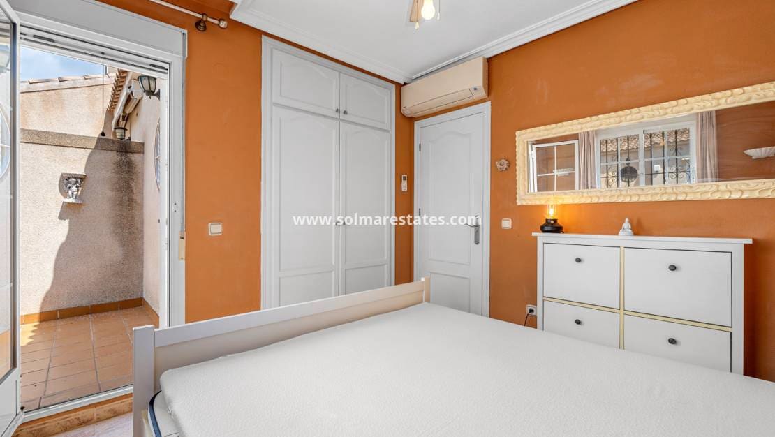 3 soveværelse Rækkehus til salg i Playa Flamenca med swimmingpool - € 194.000 (Ref: 9838396)