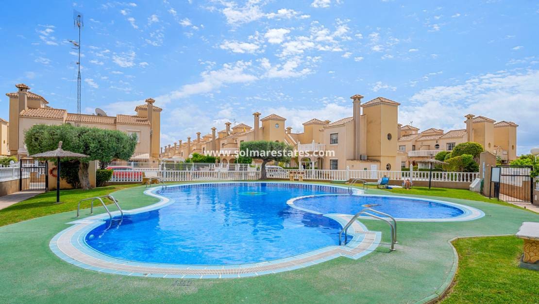 3 soveværelse Rækkehus til salg i Playa Flamenca med swimmingpool - € 194.000 (Ref: 9838396)