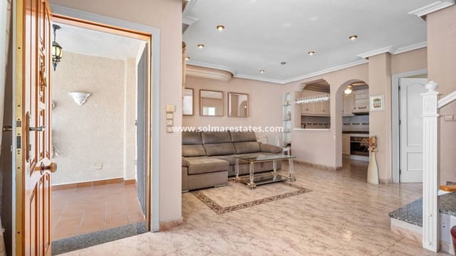 3 soveværelse Rækkehus til salg i Playa Flamenca, Orihuela med swimmingpool - € 194.000 (Ref: 9838396)