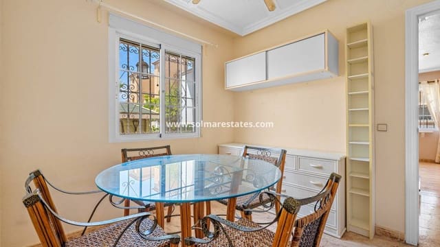 3 soveværelse Rækkehus til salg i Playa Flamenca, Orihuela med swimmingpool - € 194.000 (Ref: 9838396)