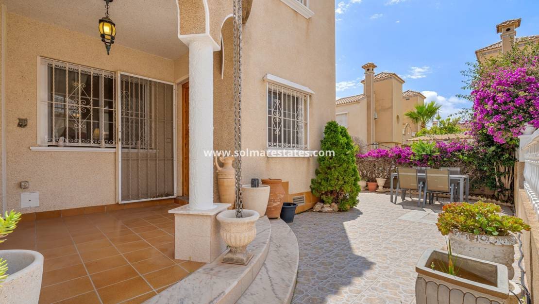 3 soveværelse Rækkehus til salg i Playa Flamenca med swimmingpool - € 194.000 (Ref: 9838396)