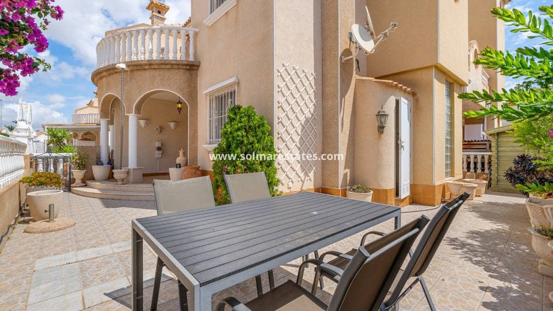 3 soveværelse Rækkehus til salg i Playa Flamenca med swimmingpool - € 194.000 (Ref: 9838396)