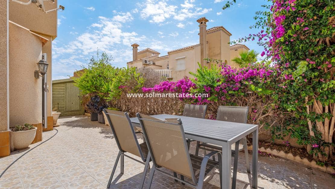 3 soveværelse Rækkehus til salg i Playa Flamenca med swimmingpool - € 194.000 (Ref: 9838396)