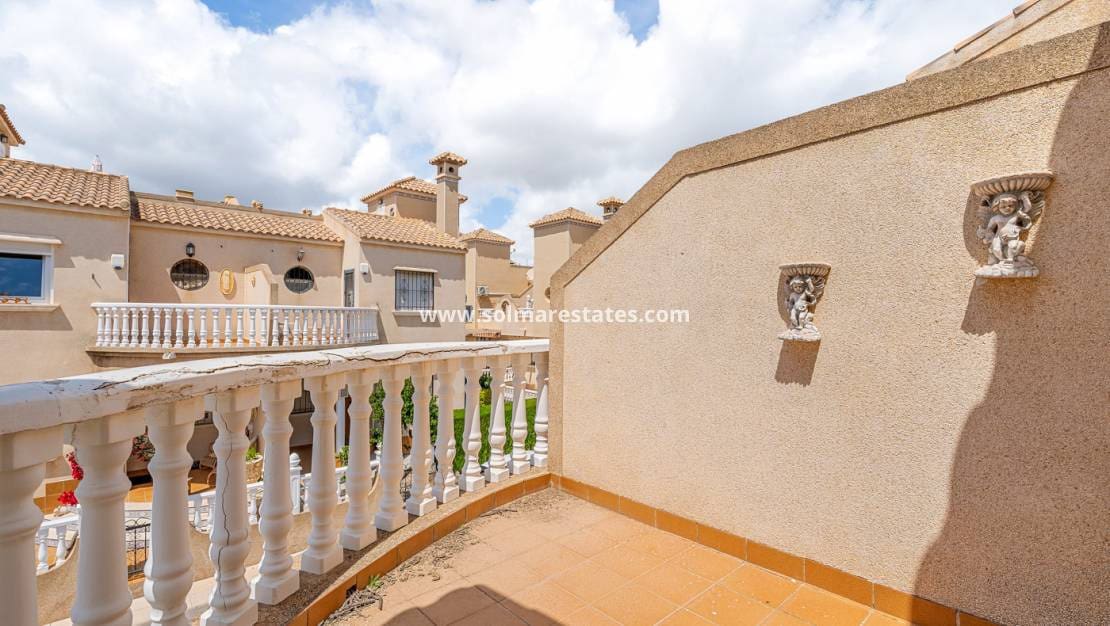 3 soveværelse Rækkehus til salg i Playa Flamenca med swimmingpool - € 194.000 (Ref: 9838396)
