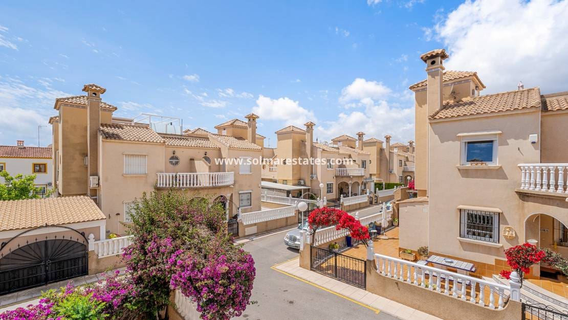 3 soveværelse Rækkehus til salg i Playa Flamenca med swimmingpool - € 194.000 (Ref: 9838396)