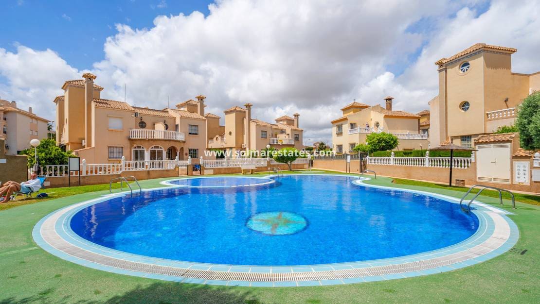 3 soveværelse Rækkehus til salg i Playa Flamenca med swimmingpool - € 194.000 (Ref: 9838396)