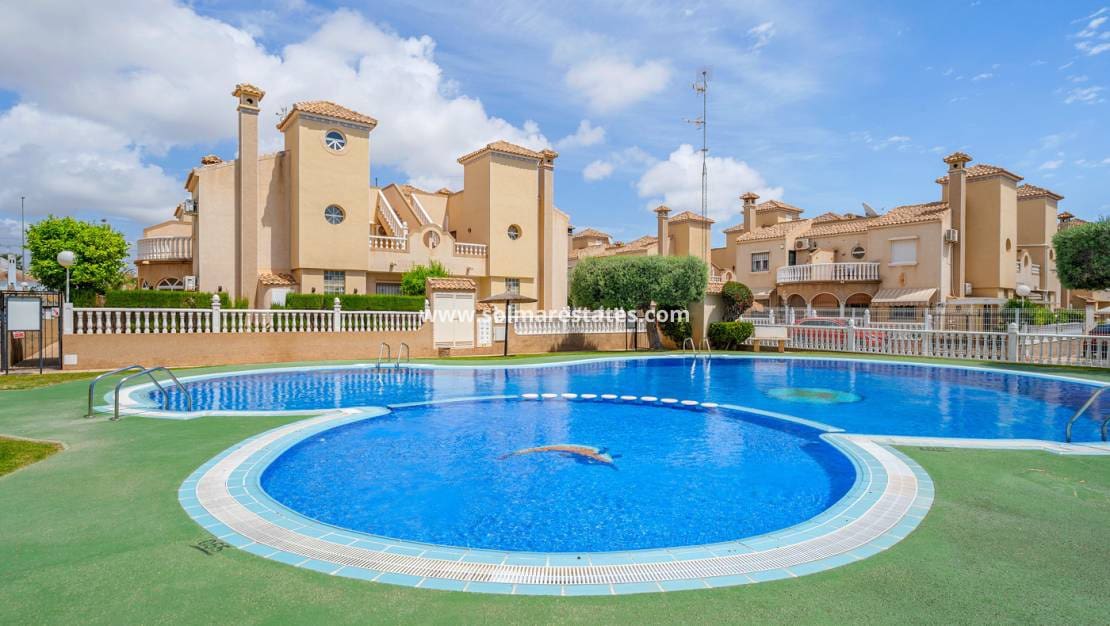 3 soveværelse Rækkehus til salg i Playa Flamenca med swimmingpool - € 194.000 (Ref: 9838396)
