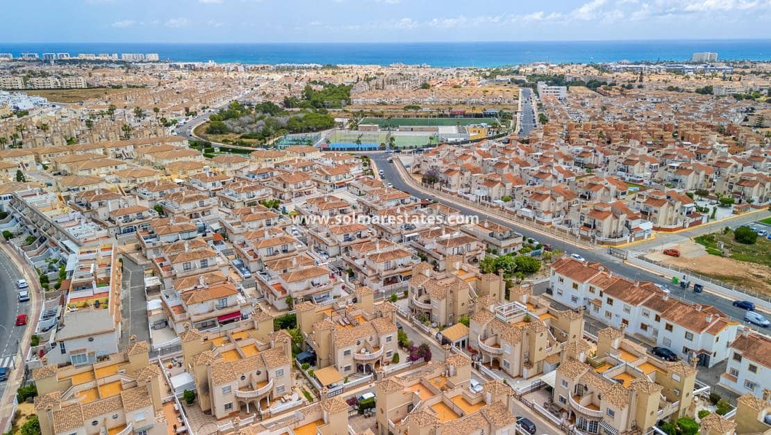 3 soveværelse Rækkehus til salg i Playa Flamenca med swimmingpool - € 194.000 (Ref: 9838396)