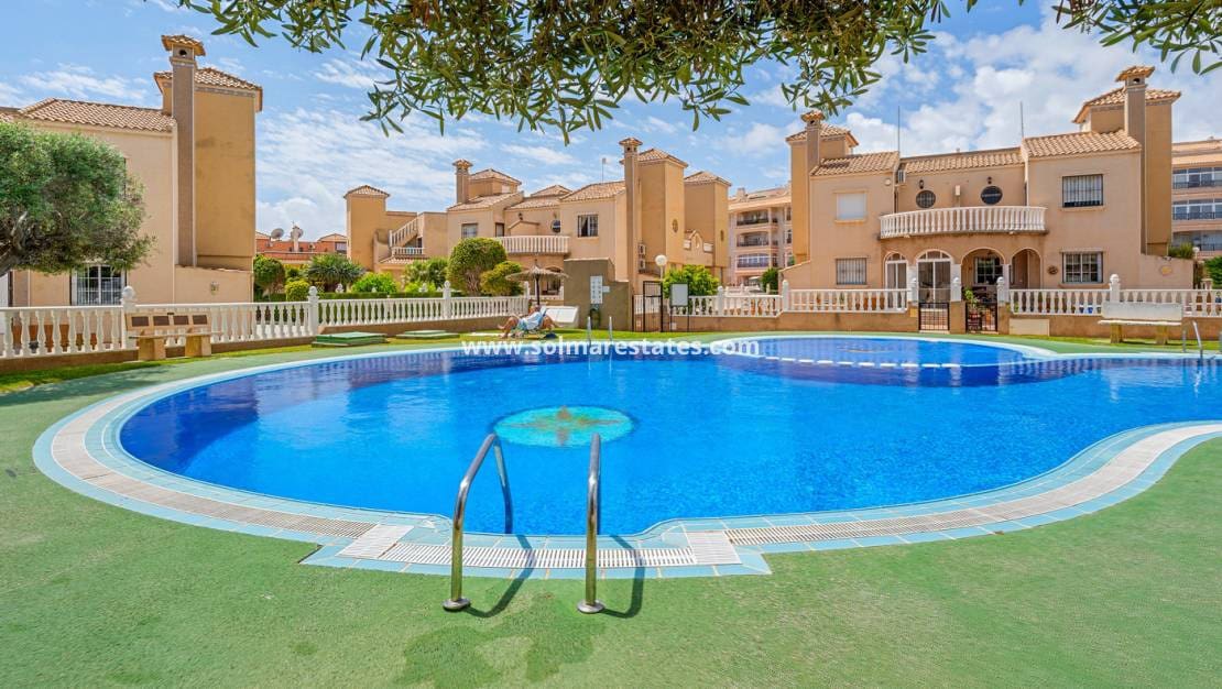 3 soveværelse Rækkehus til salg i Playa Flamenca med swimmingpool - € 194.000 (Ref: 9838396)