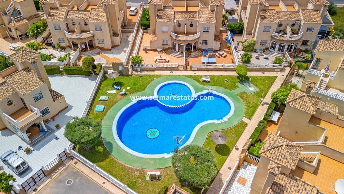 3 soveværelse Rækkehus til salg i Playa Flamenca med swimmingpool - € 194.000 (Ref: 9838396)