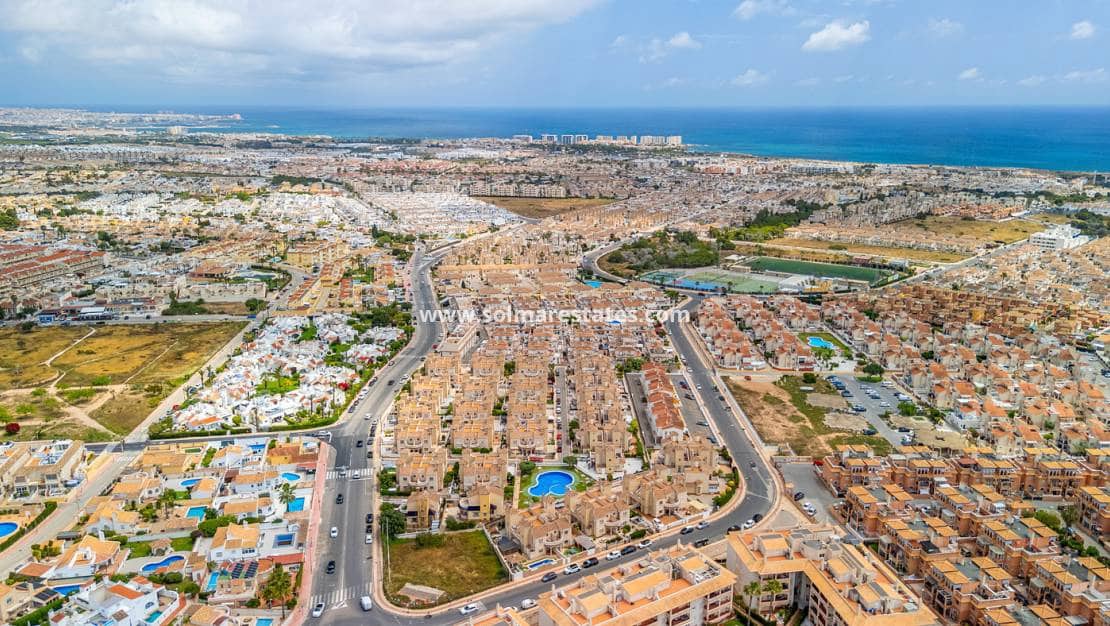 3 soveværelse Rækkehus til salg i Playa Flamenca med swimmingpool - € 194.000 (Ref: 9838396)