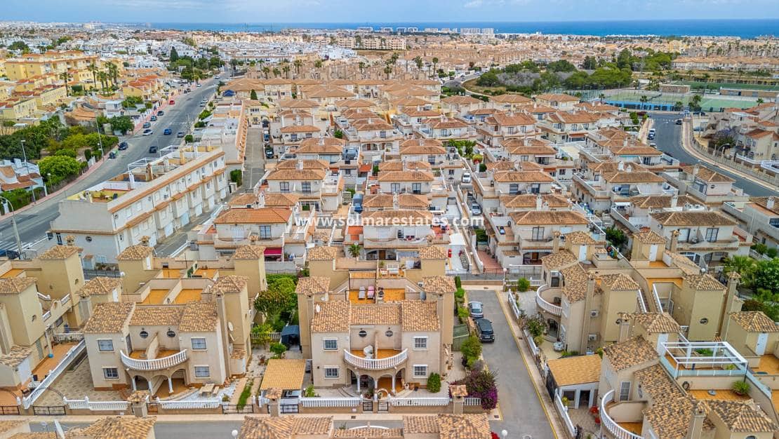 3 soveværelse Rækkehus til salg i Playa Flamenca med swimmingpool - € 194.000 (Ref: 9838396)