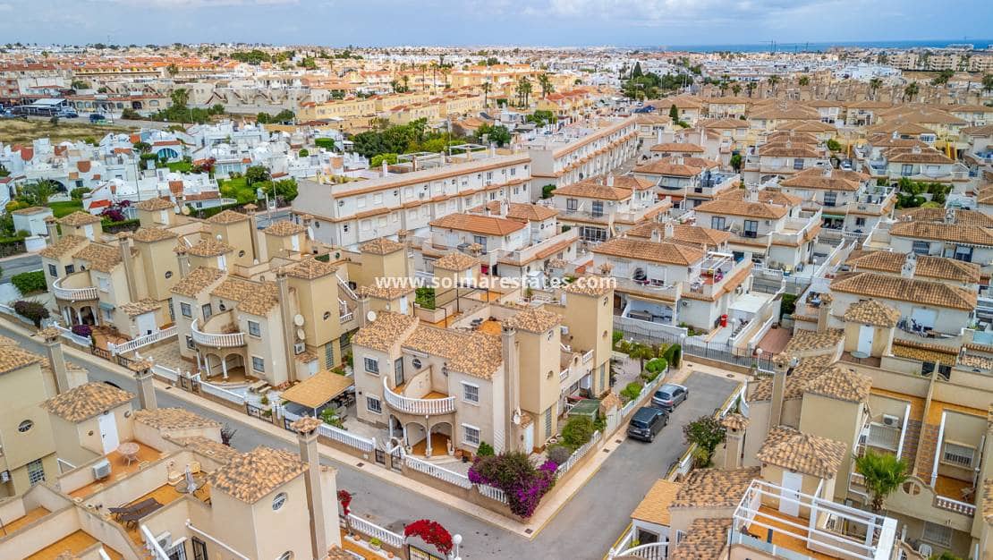 3 soveværelse Rækkehus til salg i Playa Flamenca med swimmingpool - € 194.000 (Ref: 9838396)
