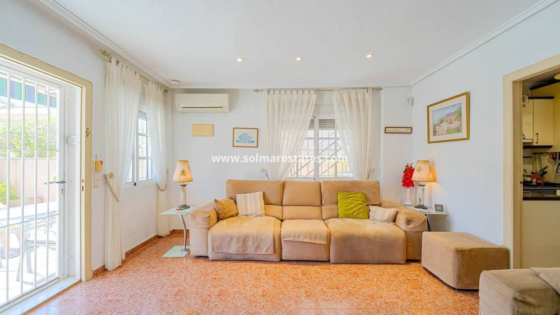 2 chambre Villa/Maison à vendre à Punta Prima avec piscine - 235 000 € (Ref: 9841408)
