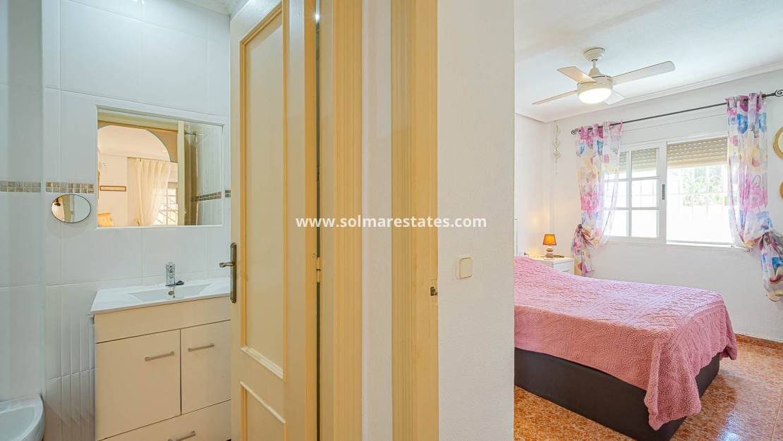 2 chambre Villa/Maison à vendre à Punta Prima avec piscine - 235 000 € (Ref: 9841408)