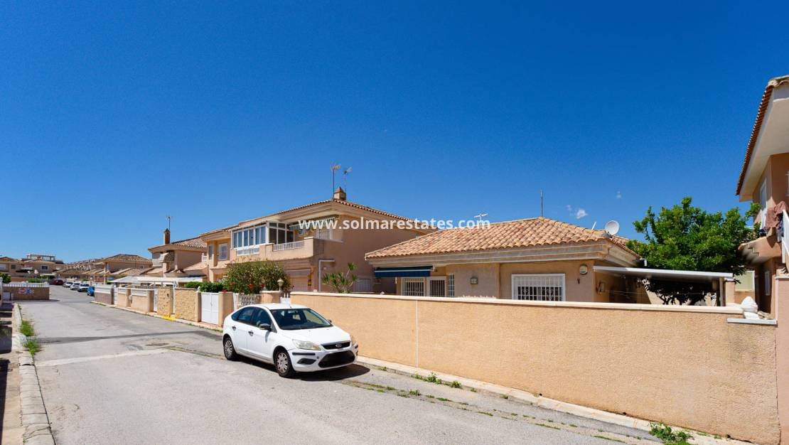 2 chambre Villa/Maison à vendre à Punta Prima avec piscine - 235 000 € (Ref: 9841408)