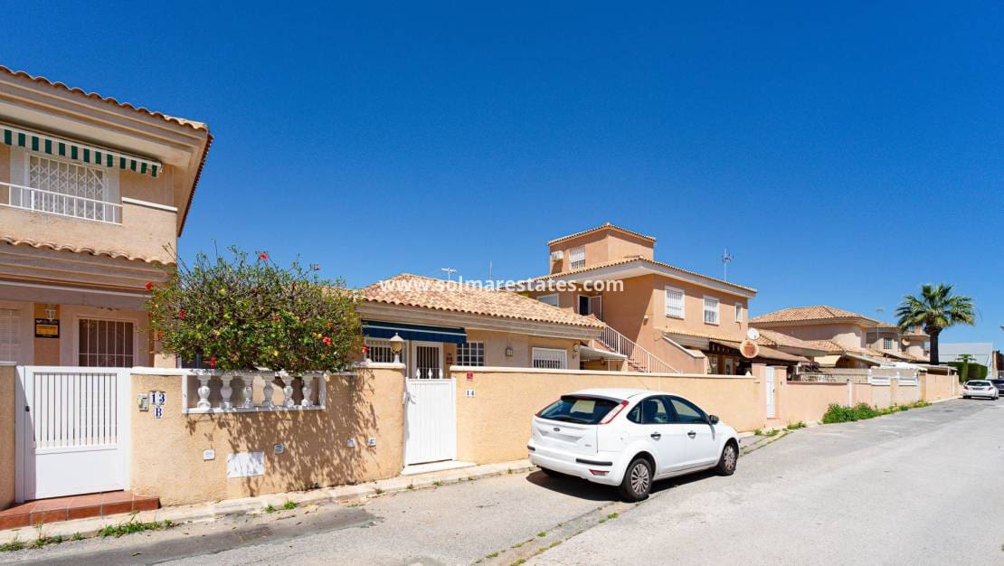 2 chambre Villa/Maison à vendre à Punta Prima avec piscine - 235 000 € (Ref: 9841408)