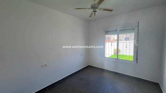 Bungalow de 2 habitaciones en El Limonar, Torrevieja en venta con piscina - 139.995 € (Ref: 9844639)