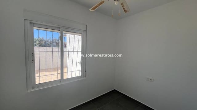 Bungalow de 2 habitaciones en El Limonar, Torrevieja en venta con piscina - 139.995 € (Ref: 9844639)