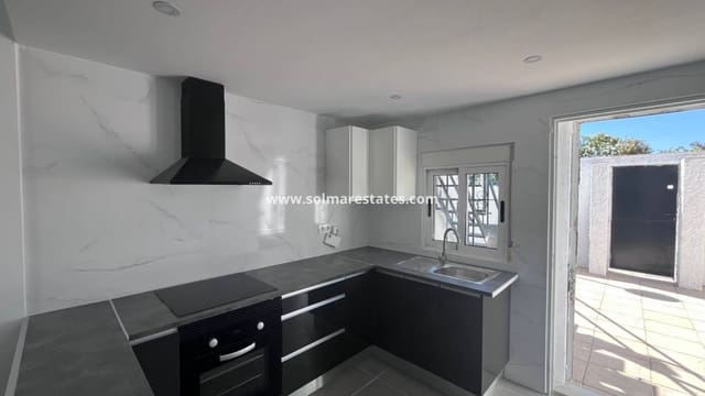 Bungalow de 2 habitaciones en El Limonar, Torrevieja en venta con piscina - 139.995 € (Ref: 9844639)