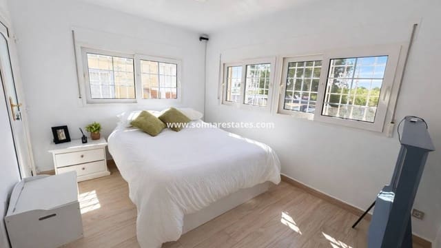 3 slaapkamer Villa te koop in Villamartin, Orihuela met zwembad - € 549.995 (Ref: 9844718)