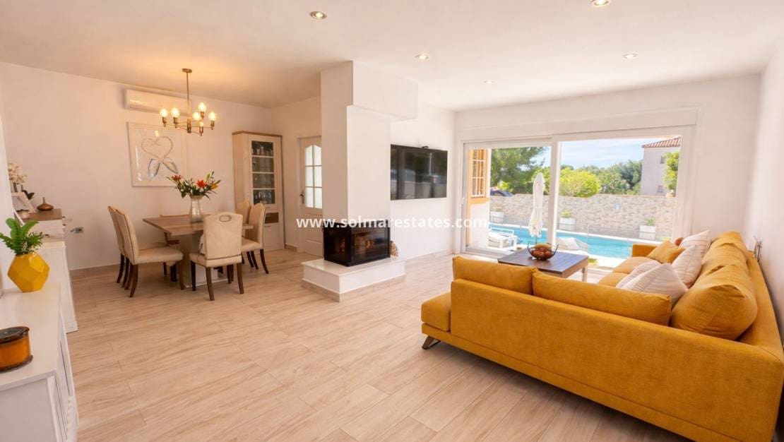 3 slaapkamer Villa te koop in Villamartin met zwembad - € 549.995 (Ref: 9844718)