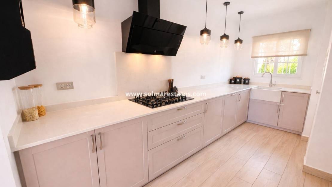 3 slaapkamer Villa te koop in Villamartin met zwembad - € 549.995 (Ref: 9844718)
