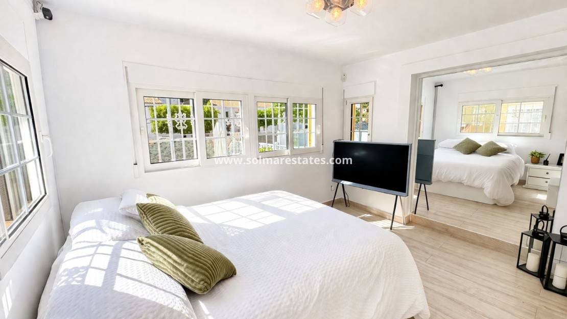 3 slaapkamer Villa te koop in Villamartin met zwembad - € 549.995 (Ref: 9844718)