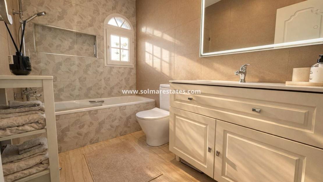 3 slaapkamer Villa te koop in Villamartin met zwembad - € 549.995 (Ref: 9844718)