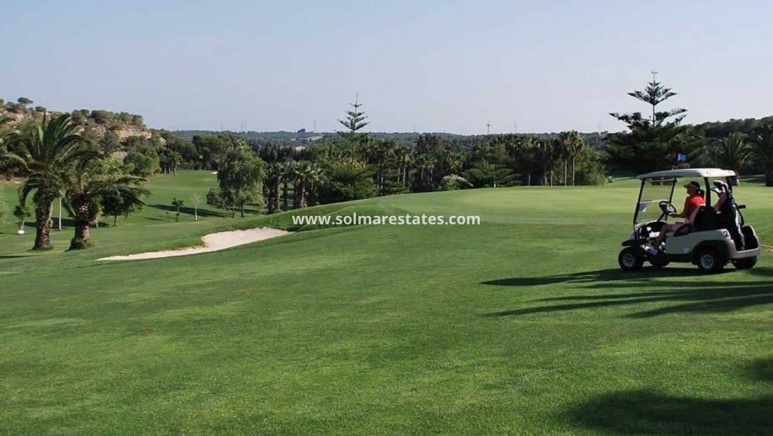 3 slaapkamer Villa te koop in Villamartin met zwembad - € 549.995 (Ref: 9844718)