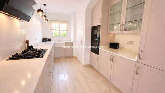 3 slaapkamer Villa te koop in Villamartin, Orihuela met zwembad - € 549.995 (Ref: 9844718)