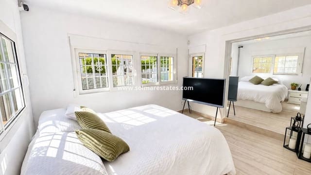 3 slaapkamer Villa te koop in Villamartin, Orihuela met zwembad - € 549.995 (Ref: 9844718)