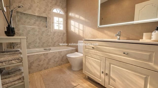 3 slaapkamer Villa te koop in Villamartin, Orihuela met zwembad - € 549.995 (Ref: 9844718)