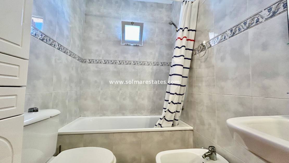 2 makuuhuone Huoneisto myytävänä paikassa La Zenia mukana uima-altaan - 165 000 € (Ref: 9850639)