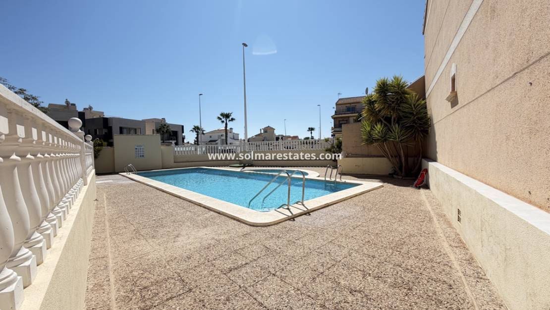 2 makuuhuone Huoneisto myytävänä paikassa La Zenia mukana uima-altaan - 165 000 € (Ref: 9850639)