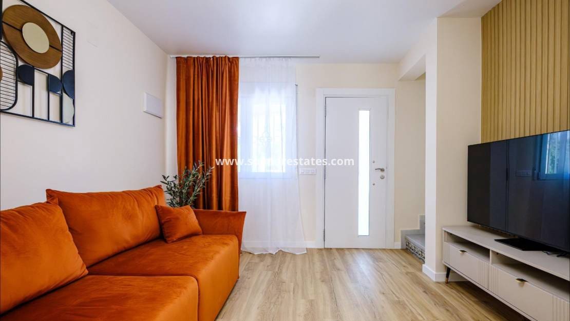 3 soverom Hus til salgs i Villamartin med svømmebasseng - € 239 900 (Ref: 9853016)