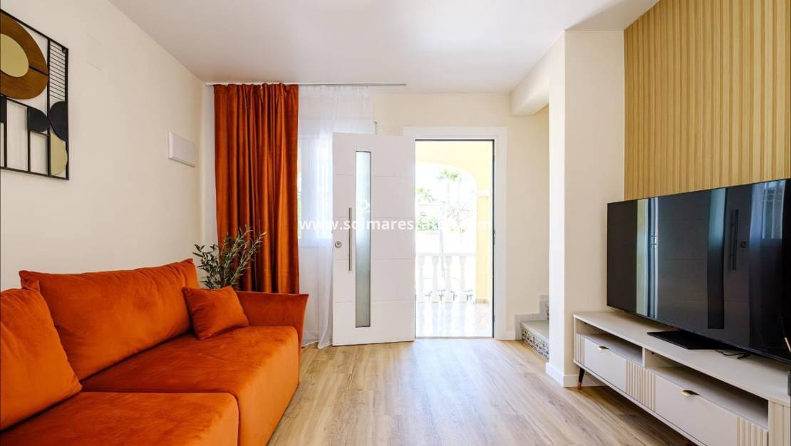 3 soverom Hus til salgs i Villamartin med svømmebasseng - € 239 900 (Ref: 9853016)
