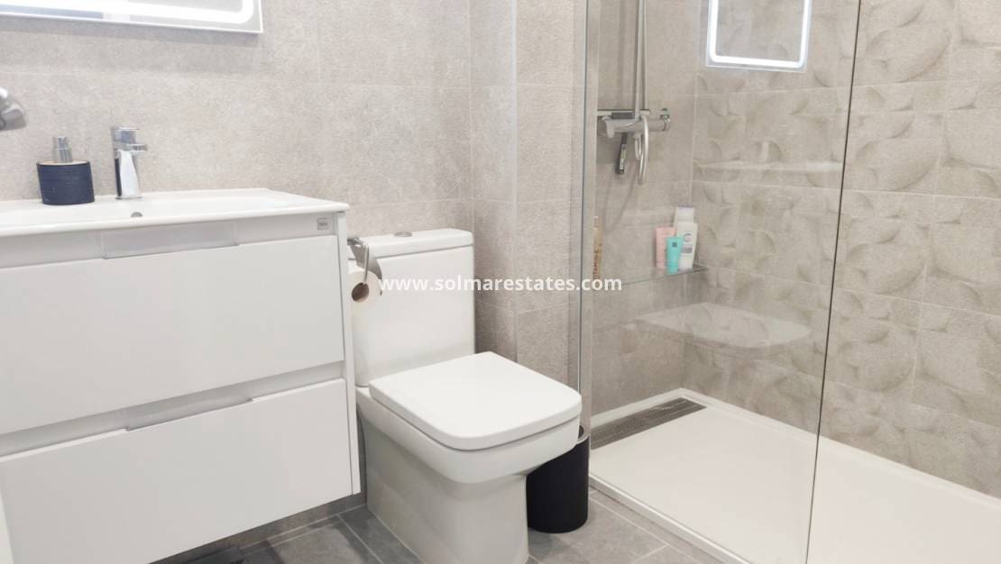 3 soveværelse Bungalow til salg i Villamartin med swimmingpool - € 295.000 (Ref: 9854607)