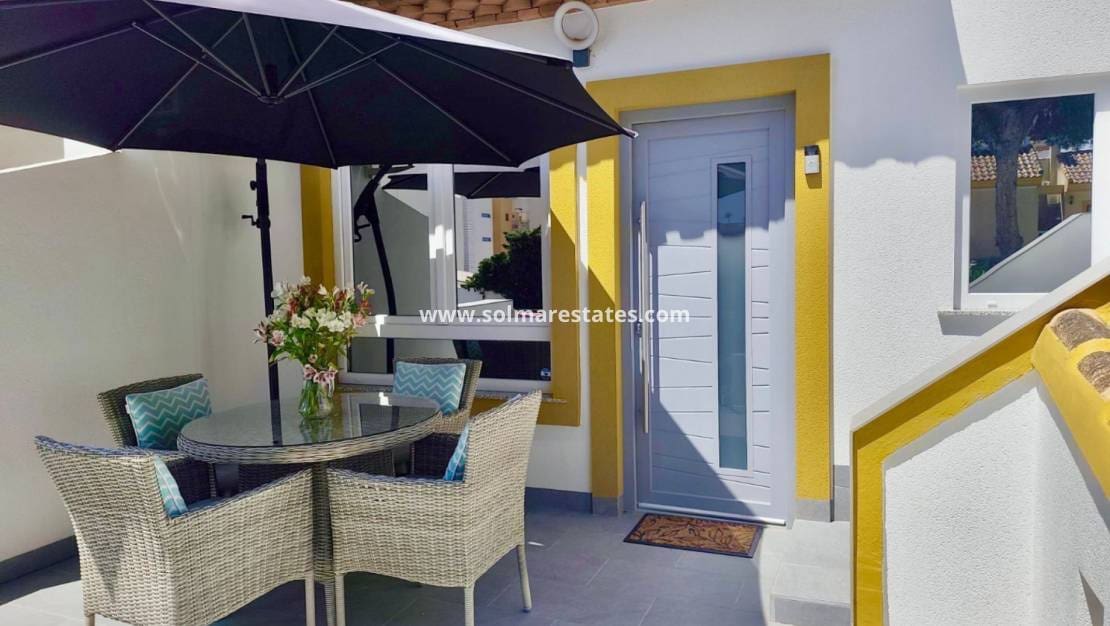 3 soveværelse Bungalow til salg i Villamartin med swimmingpool - € 295.000 (Ref: 9854607)