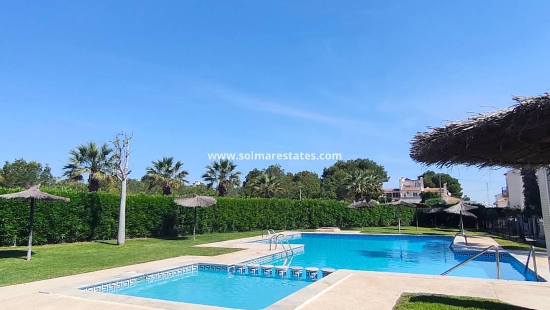 3 soveværelse Bungalow til salg i Villamartin med swimmingpool - € 295.000 (Ref: 9854607)