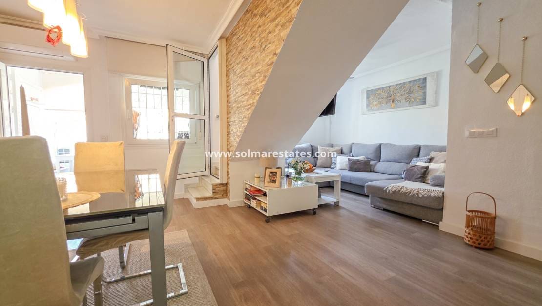 2 makuuhuone Paritalo myytävänä paikassa Los Balcones mukana uima-altaan - 218 500 € (Ref: 9862456)