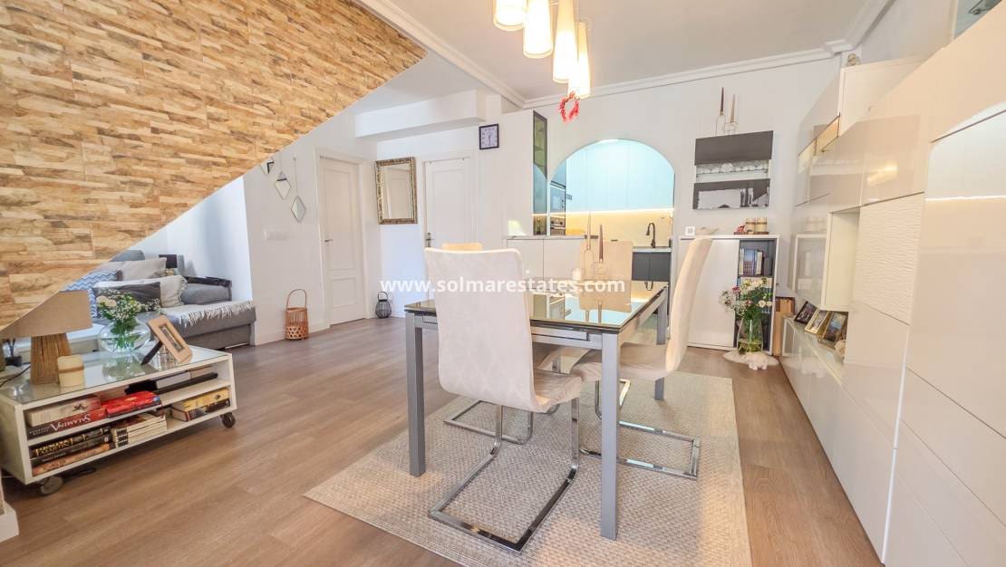 2 makuuhuone Paritalo myytävänä paikassa Los Balcones mukana uima-altaan - 218 500 € (Ref: 9862456)