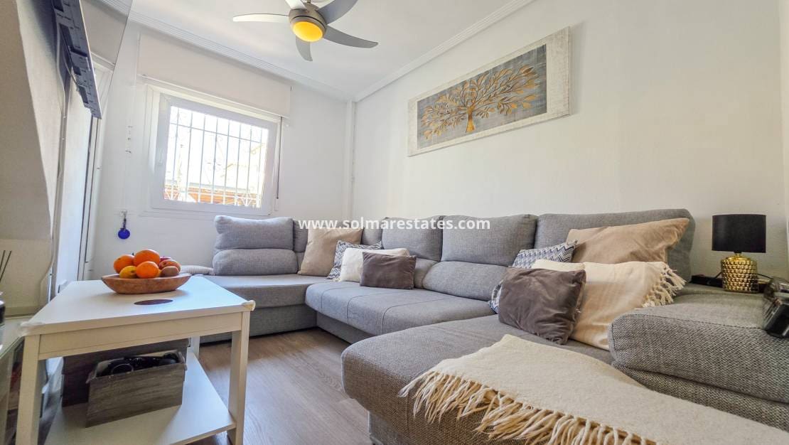 2 makuuhuone Paritalo myytävänä paikassa Los Balcones mukana uima-altaan - 218 500 € (Ref: 9862456)