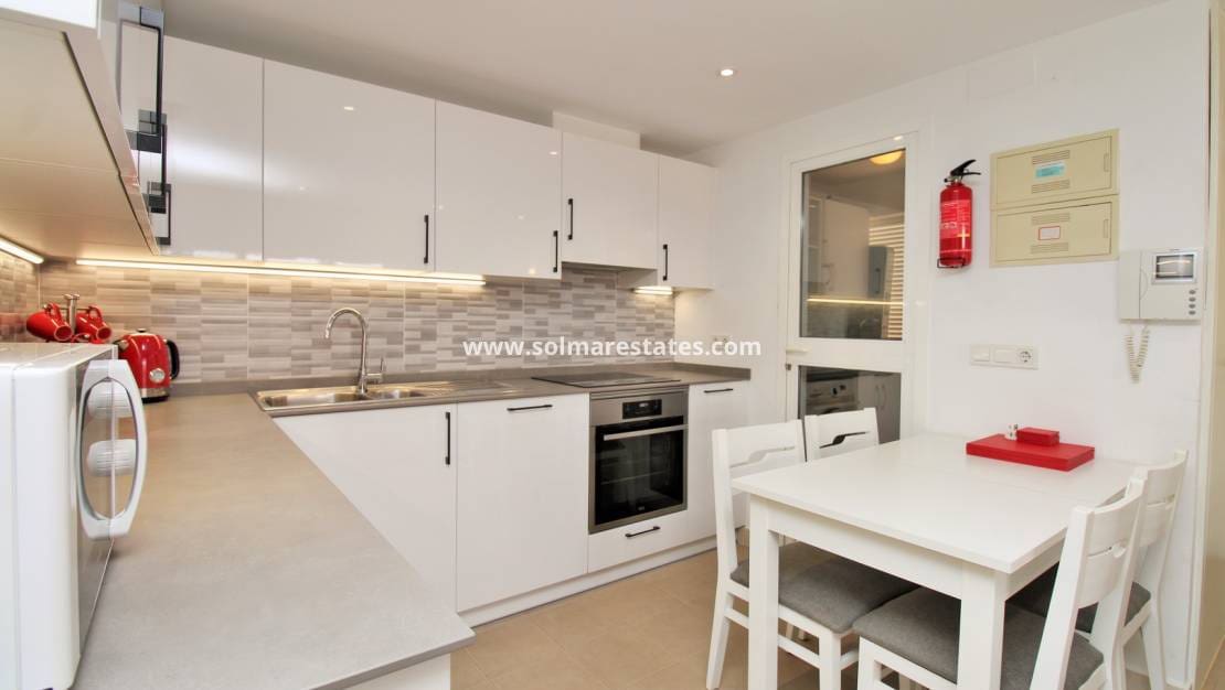 3 soveværelse Lejlighed til salg i Playa Flamenca med swimmingpool - € 225.000 (Ref: 9863552)
